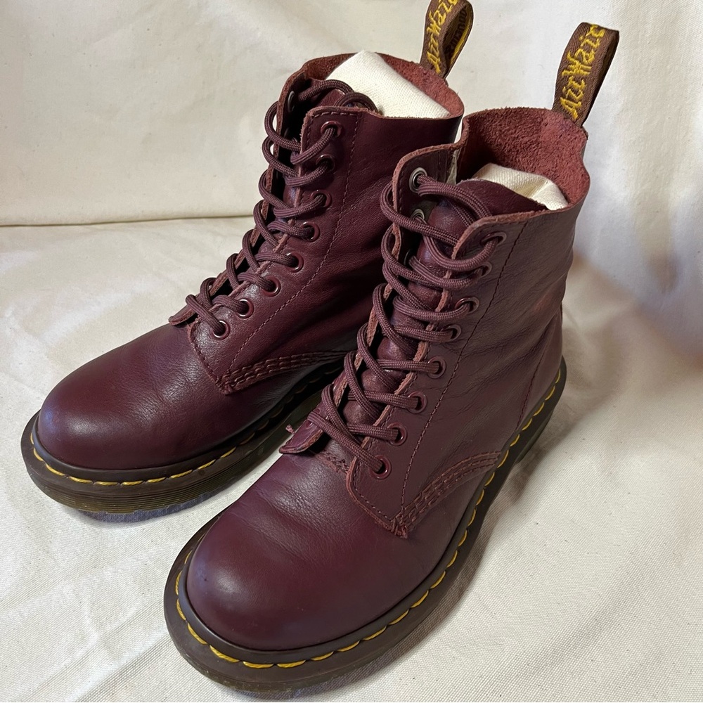Womens Dr. Martens 1460 Pascal 8-Eye Boot